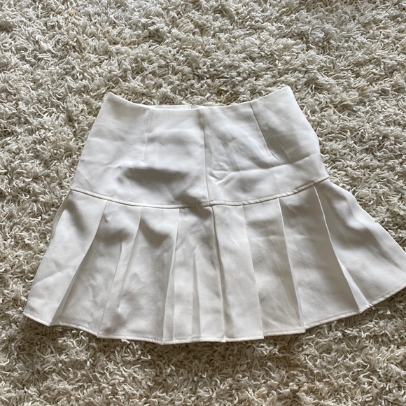 White pleated skirt - Picture 2 of 2